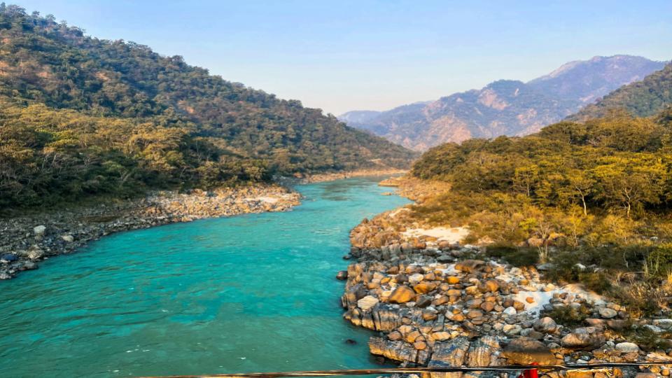 Rishikesh Trip Guide: 500 रु में रुकने और 50 रु में खाने का जुगाड़, 3 दिन की छुट्टी में कर लें मस्ती 3 पहाड़ों के नजारे के साथ हॉस्टलर