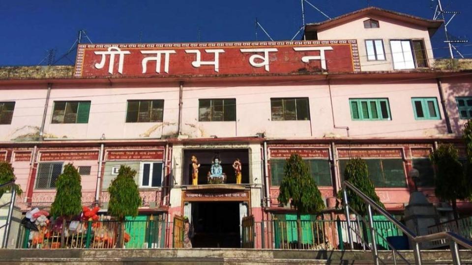Rishikesh Trip Guide: 500 रु में रुकने और 50 रु में खाने का जुगाड़, 3 दिन की छुट्टी में कर लें मस्ती 2 मुफ्त में ठहरने की सुविधा आश्रम में बिल्कुल मुफ्त स्टे